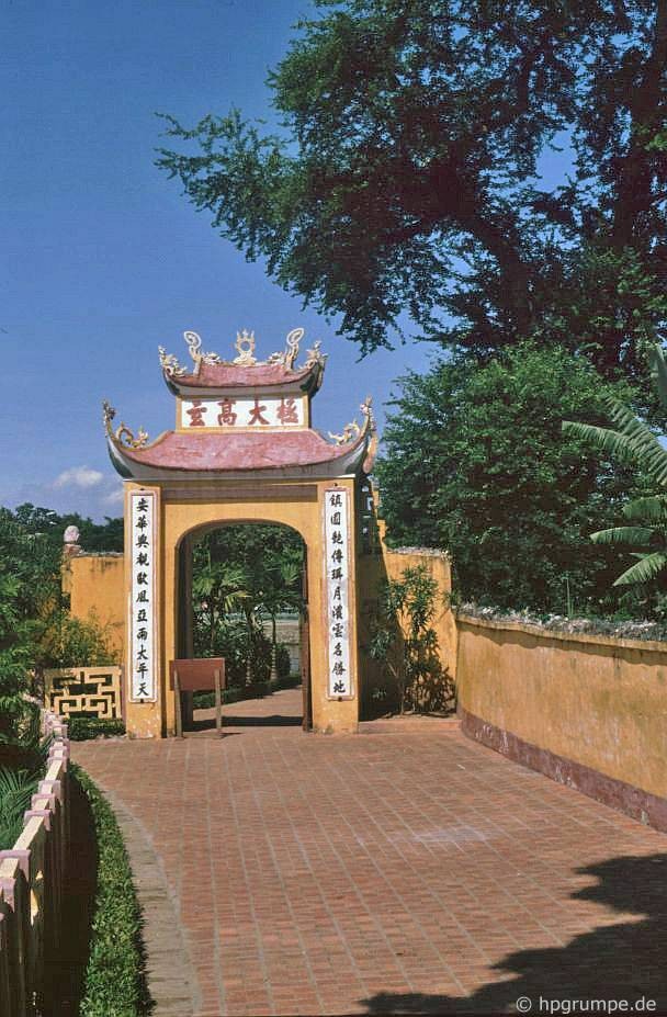 Chùa được xây dựng lần đầu vào thời vua Lý Nam Đế (544 – 548) ở trên bãi sông Hồng, thuộc địa phận làng An Hoa, huyện Quảng Đức, phủ Phụng Thiên (phường Yên Phụ, quận Tây Hồ ngày nay), mang tên là Khai Quốc.